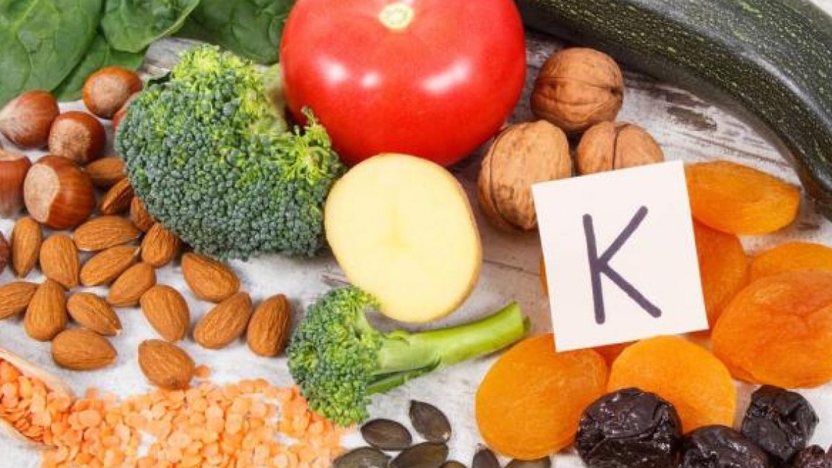 Vitamin K1 có tác dụng gì đối với sự kéo dài thời gian sống của các yếu tố đông máu?