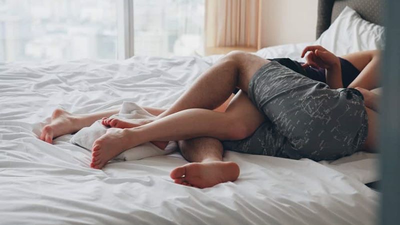 Vợ chồng ôm nhau ngủ có tốt không? 6 tư thế ôm nhau ngủ thoải mái nhất 6