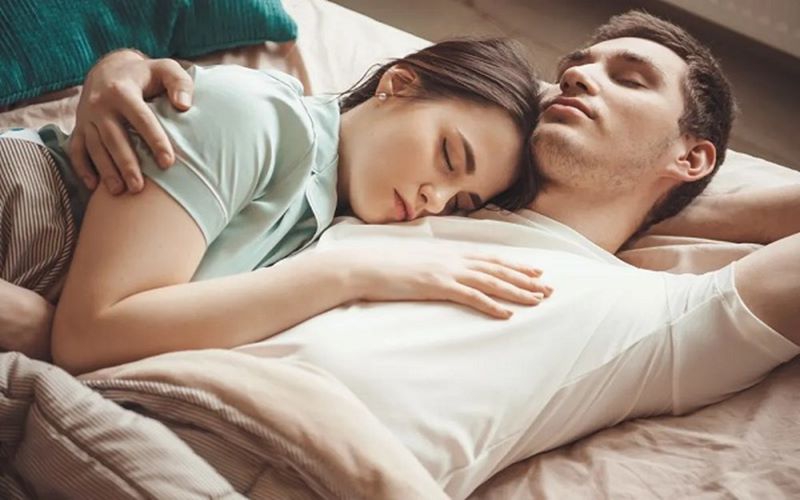 Vợ chồng ôm nhau ngủ có tốt không? 6 tư thế ôm nhau ngủ thoải mái nhất  1