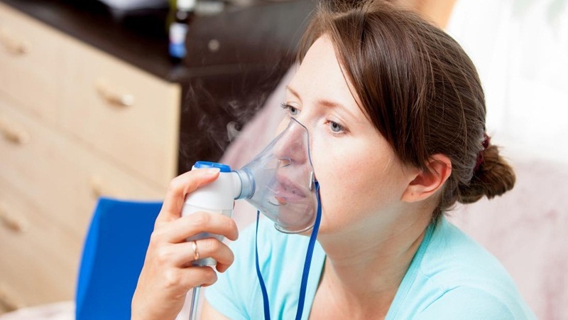 Nước muối sinh lý có tác dụng gì trong việc thở khí dung?
