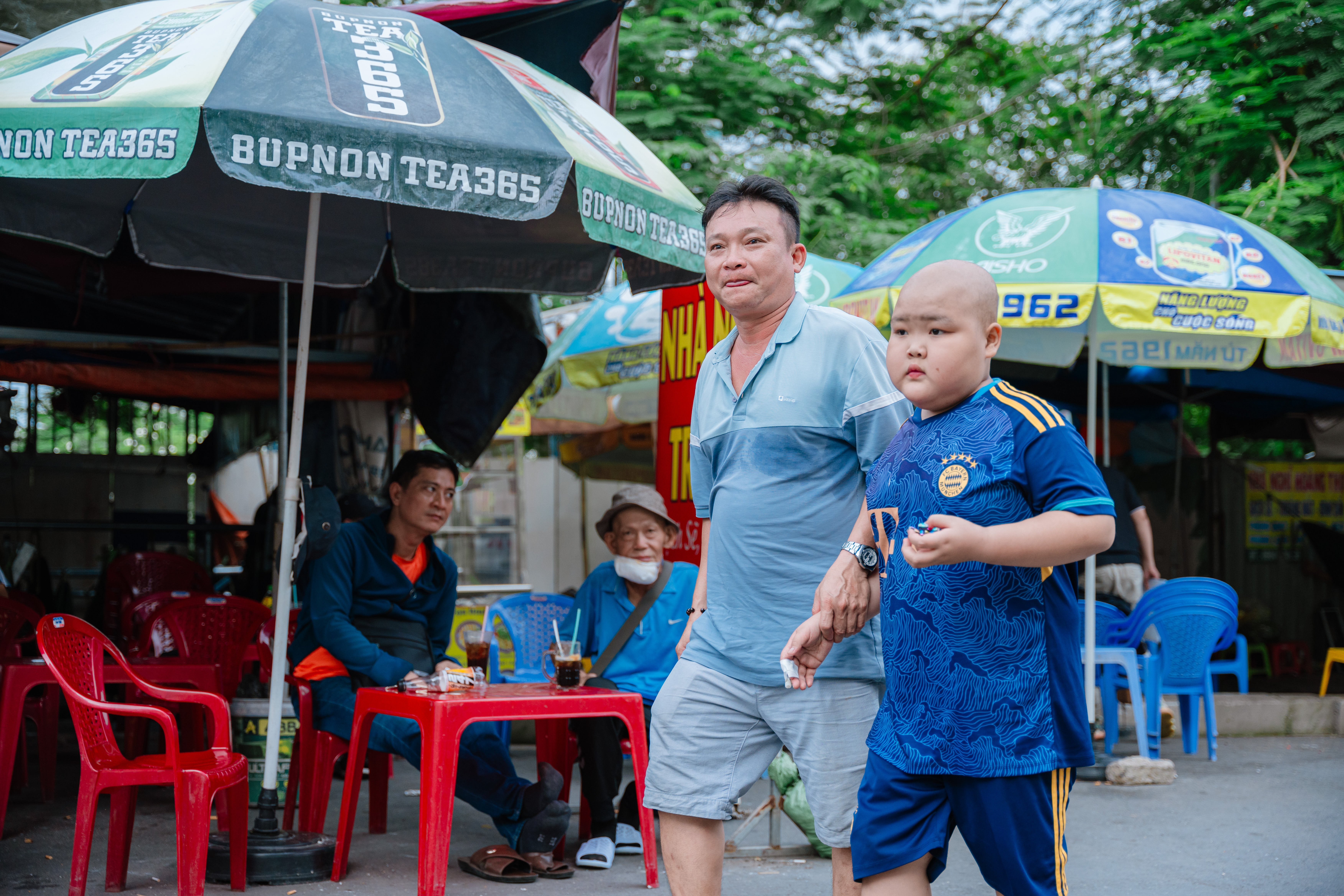 Ba mong con mau khỏe để dẫn con đi ăn gà rán