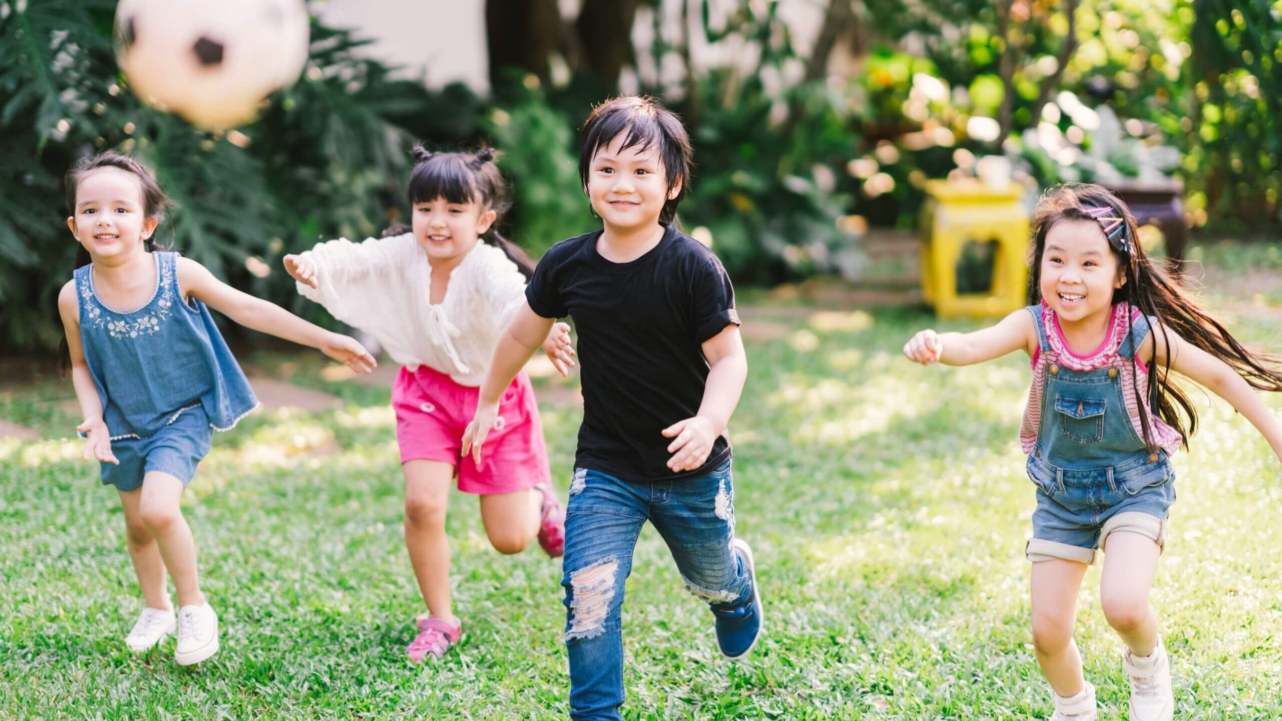 Có nên cho trẻ đi chơi nhiều hay không? Những lưu ý khi cho trẻ chơi ngoài trời