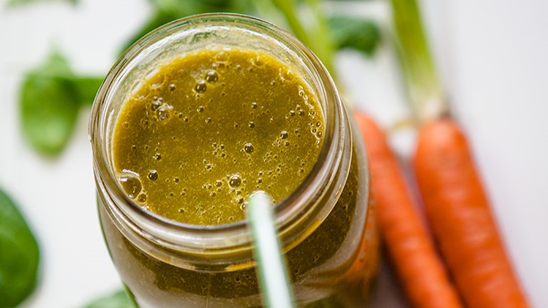 cach-lam-nuoc-ep-cai-bo-xoi-va-ca-rot-tai-nha-sieu-don-gian- 3