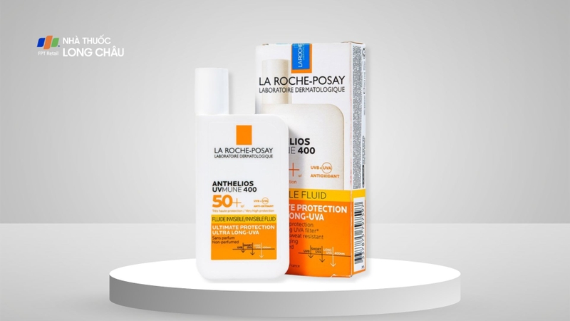 Kem chống nắng La Roche-Posay Invisible Fluid SPF50+ dạng sữa nên rất dễ thấm và không nhờn dính