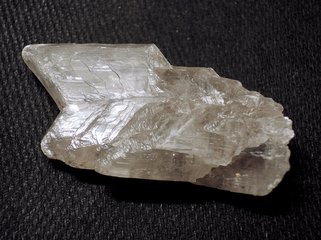 Thạch cao chứa&nbsp; (CaSO4 . 2H2O)