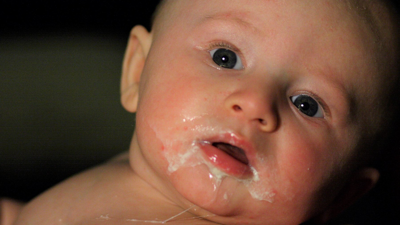 Bé phun mưa trong thời gian ăn dặm: Nguyên nhân và cách xử lý cho các mẹ 3