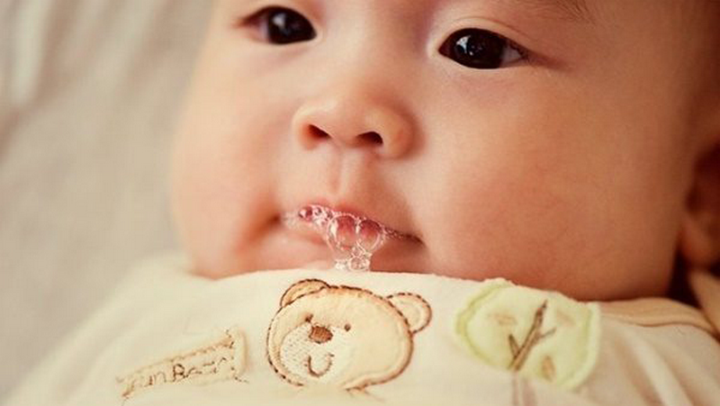 Bé phun mưa trong thời gian ăn dặm: Nguyên nhân và cách xử lý cho các mẹ 5