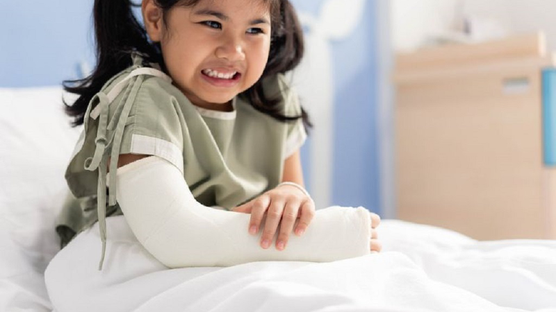 Gãy 1/3 dưới xương cẳng tay 1