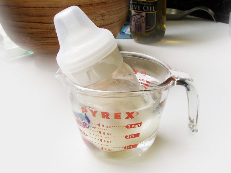 Sữa để ngoài được bao lâu? Các lưu ý cho mẹ 3