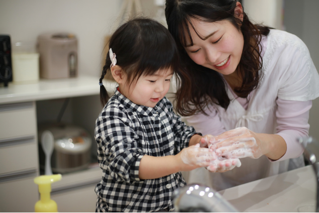 Hướng dẫn trẻ vệ sinh tay đúng cách