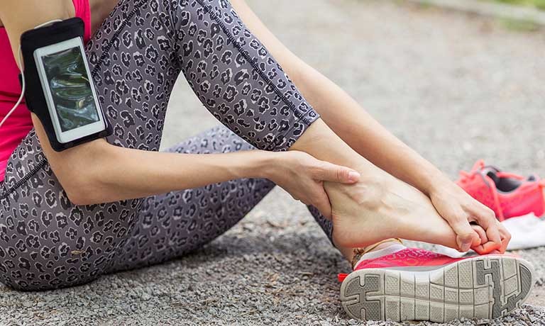 Các phương pháp xử lý trật khớp mu bàn chân tại nhà 1