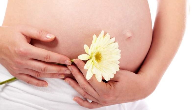 Bà bầu ra khí hư màu trắng đục vón cục có sao không? 3