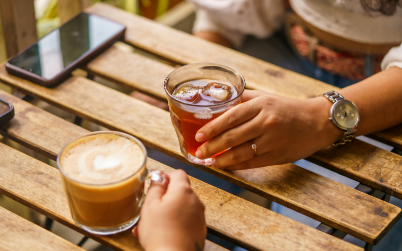 Bà bầu thiếu máu không nên ăn gì? Trà và cà phê nên được dùng cách xa viên sắt và bữa ăn giàu sắt