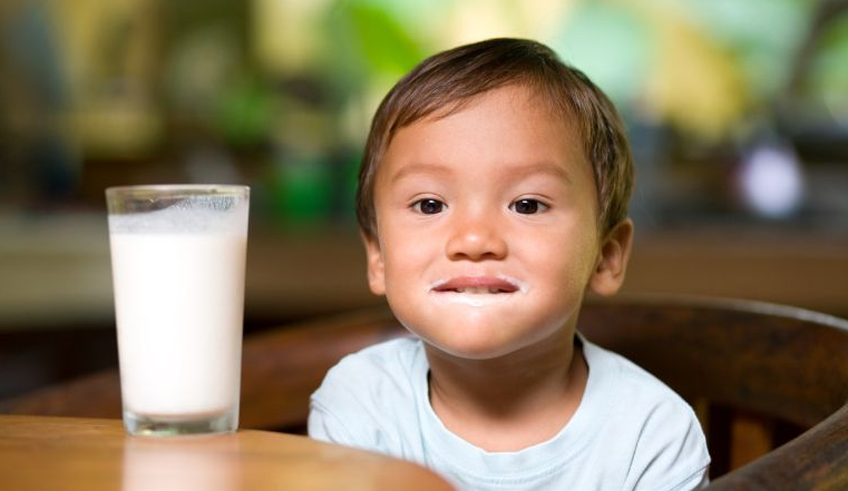 Cách giúp bé thích uống sữa mẹ hãy làm ngay nếu con lười uống sữa 1