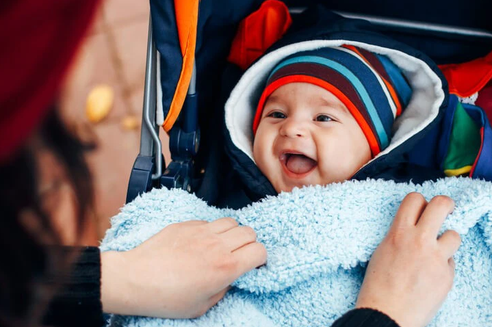 Có nên cho trẻ sơ sinh đi chơi buổi tối? 2