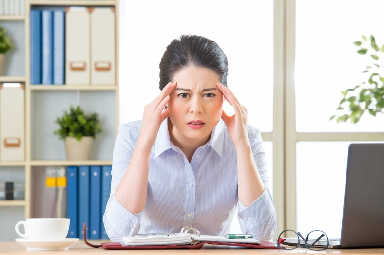 Đau đầu khi nằm xuống là do nguyên nhân nào? 1