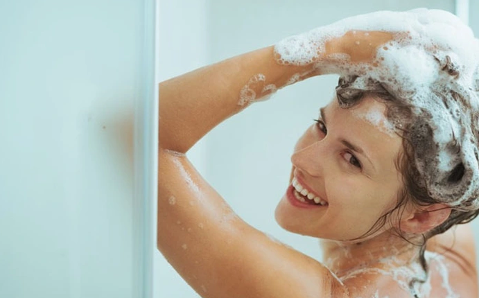 Gội đầu buổi sáng có nên không? Những lưu ý khi gội đầu 1