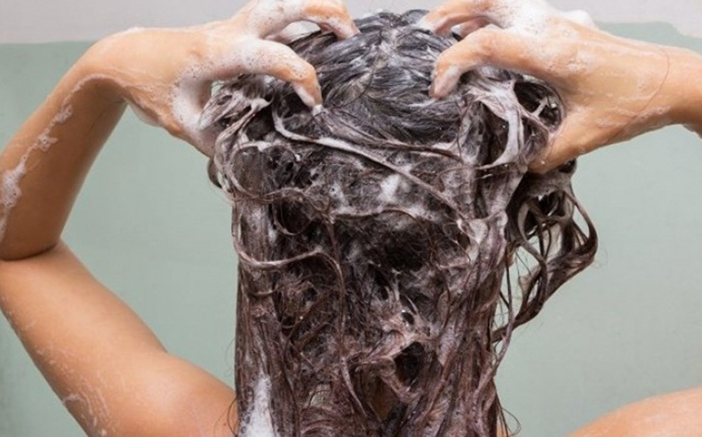 Gội đầu buổi sáng có nên không? Những lưu ý khi gội đầu 2