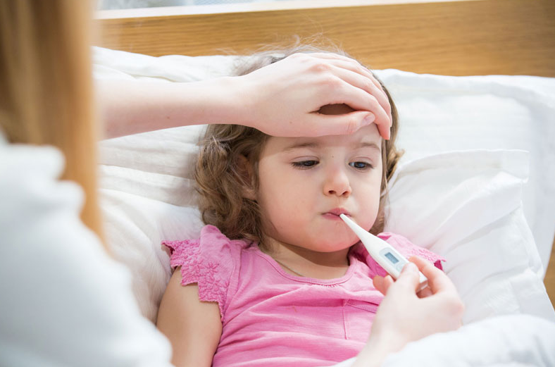 Trẻ bị sốt nhưng không ho sổ mũi có đáng lo không? 1