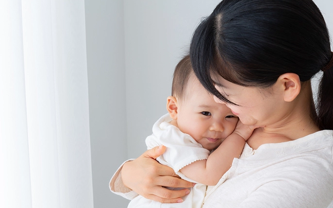 Trẻ nhõng nhẽo khi có mẹ là vì lý do gì và cách xử lý? 1