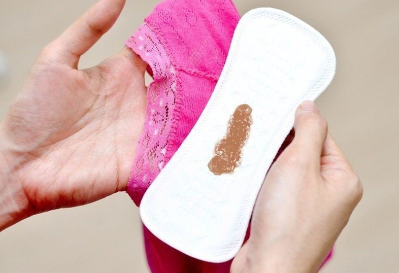 Vùng kín ra dịch màu nâu đen không mùi là do nguyên nhân nào? 1