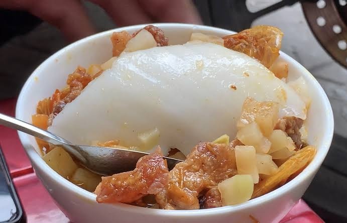 Bánh đúc nóng nổi bật với phần bột bánh dẻo mịn kết hợp cùng phần nhân mặn đậm đà