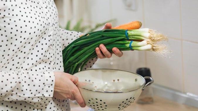 Bầu ăn hành lá được không? Những lợi ích tuyệt vời ít người biết 2