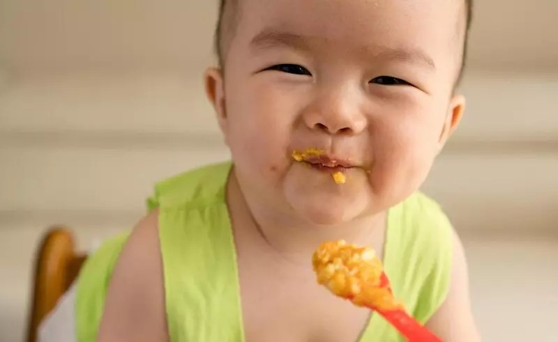 Bé 8 tháng ăn bao nhiêu ml cháo là đủ? Nguyên tắc ăn dặm cho trẻ 8 tháng 4