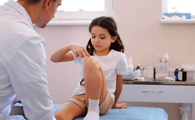 benh-viem-khop-thieu-nien-tu-phat-la-gi 1.jpg