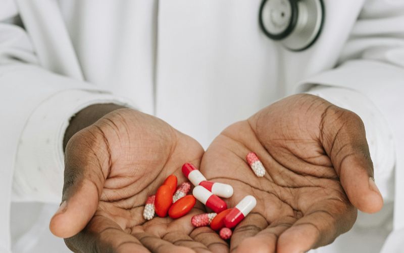 Bác sĩ có thể chỉ định một số nhóm thuốc nhằm kiểm soát triệu chứng, giảm viêm phế quản