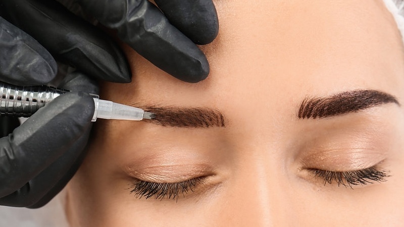 Bóc vảy lông mày sau phun có sao không? 1