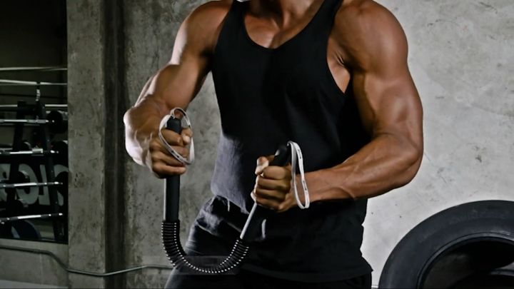 Các bài tập với gậy lò xo để tập cơ tay hiệu quả 2