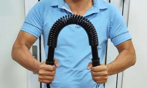 Các bài tập với gậy lò xo để tập cơ tay hiệu quả 4