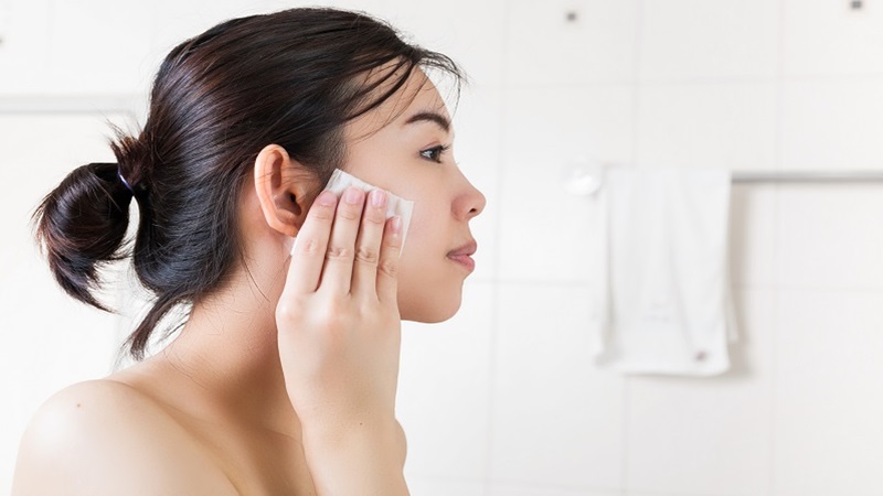 Các bước tẩy trang đúng cách cho người không trang điểm 3