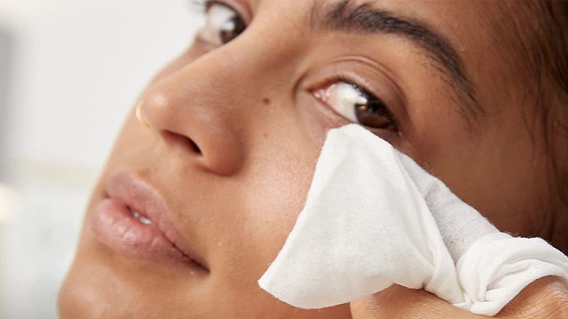 Các bước tẩy trang đúng cách cho người không trang điểm 4