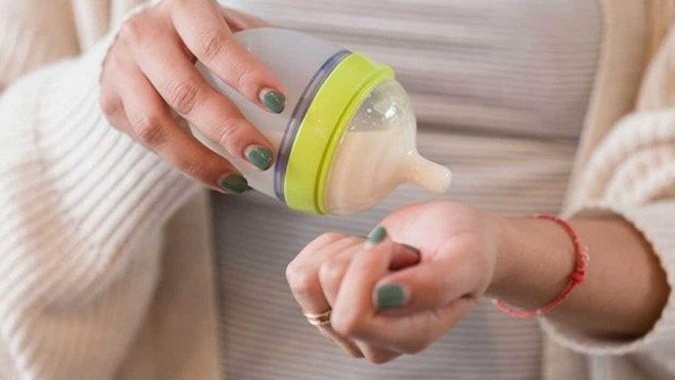 Các loại nước không nên dùng pha sữa cho trẻ 4