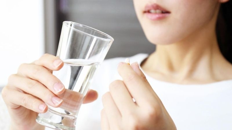 Uống thuốc dị ứng phấn hoa theo hướng dẫn của bác sĩ