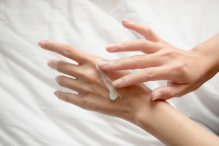 Cách chăm sóc làm hết nếp nhăn ở ngón tay 2