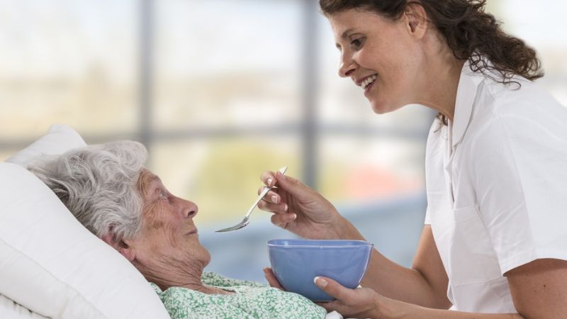 Cách chăm sóc người bệnh suy giảm trí nhớ giai đoạn cuối 4