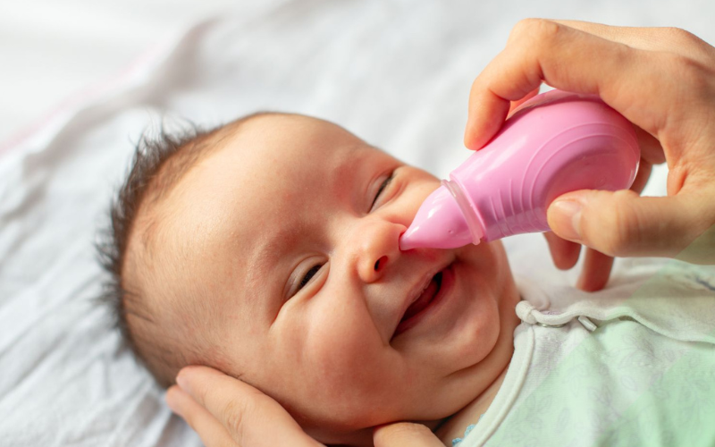 Ba mẹ cần biết cách chăm sóc trẻ sơ sinh ho khan bằng cách vệ sinh mũi để giúp thông thoáng đường thở