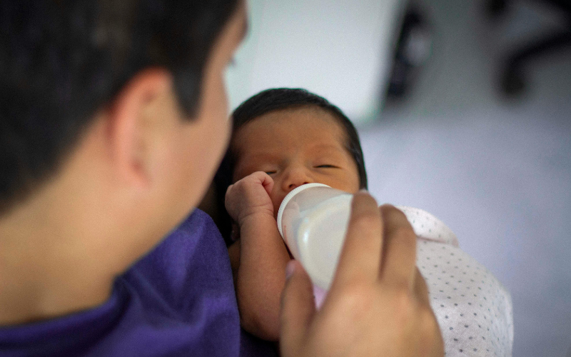 Không khí quá khô có thể làm kích thích đường hô hấp và khiến trẻ ho nhiều hơn. Cha mẹ có thể duy trì độ ẩm phù hợp trong phòng, đặc biệt khi sử dụng điều hòa, để giúp trẻ dễ thở và giảm cảm giác khó chịu.