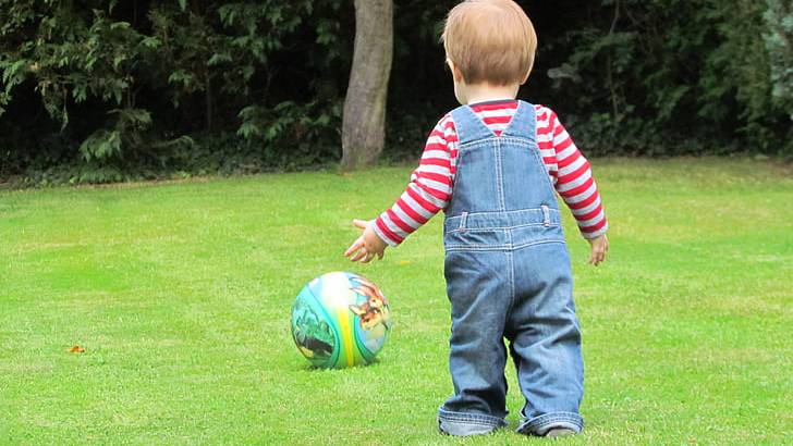 Trẻ có bàn chân bẹt dễ than đau chân và nhanh mệt mỏi trong các hoạt động thể chất