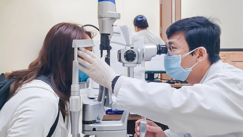 cach-chua-dau-mat-do-bang-la-trau-khong-co-hieu-qua-khong 2.jpg