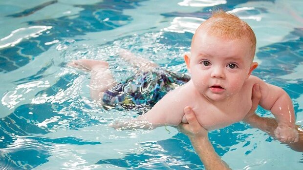 Cách dạy bé tập bơi an toàn và hiệu quả tại nhà 1