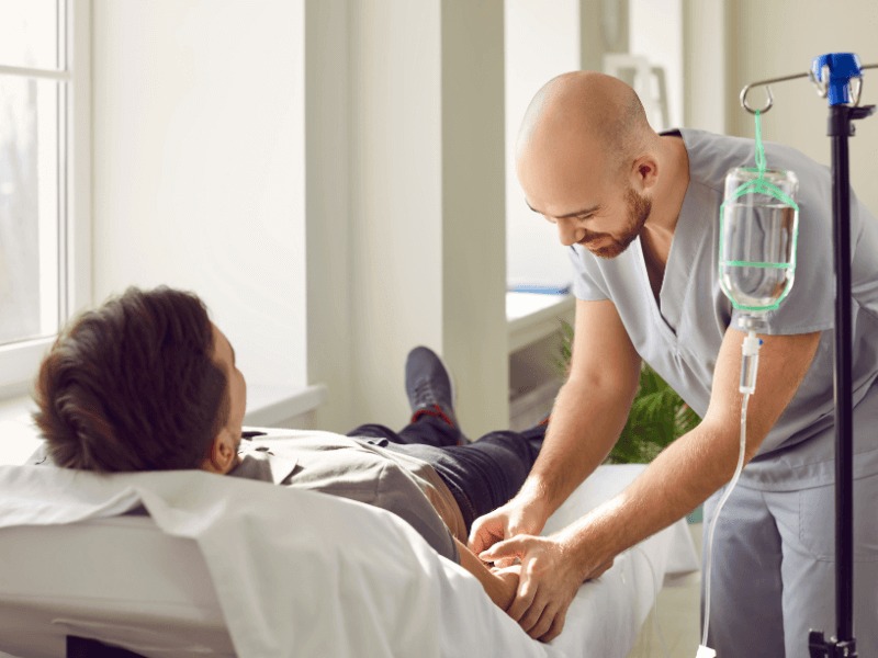 cach-dieu-tri-benh-sot-xuat-huyet-o-nguoi-lon 4.jpg