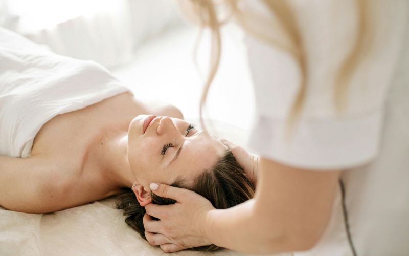 Xoa bó cũng là một trong những cách giảm đau đầu tại nhà khá hiệu quả
