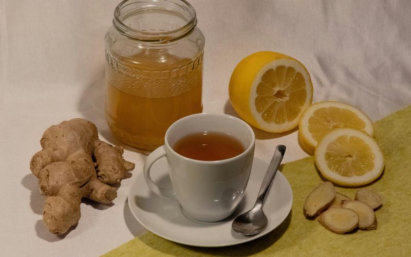 Một ly trà gừng có thể giúp bạn giảm triệu chứng đau đầu và thư giãn hơn