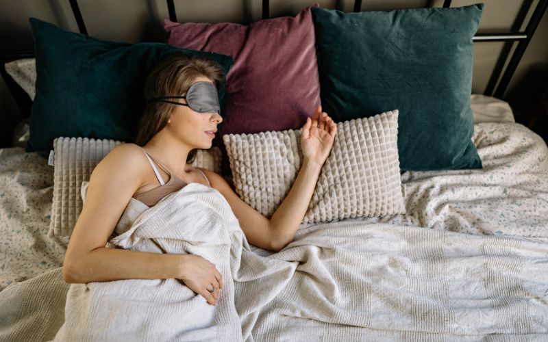 Duy trì thói quen ngủ đúng giờ cũng giúp ích khá nhiều trong việc phòng ngừa đau đầu
