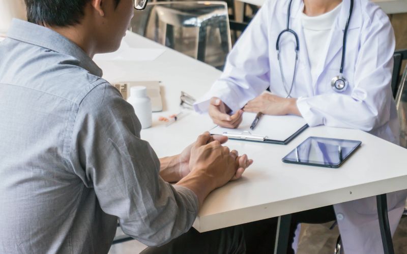 Nếu triệu chứng đau đầu kéo dài và thường xuyên thì bạn nên đi khám để kiểm tra và điều trị kịp thời