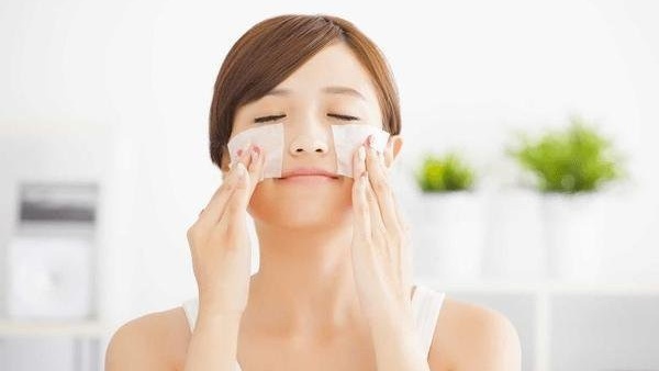 cach-su-dung-giay-tham-dau-hieu-qua-cho-lan-da-khong-bong-nhon-2